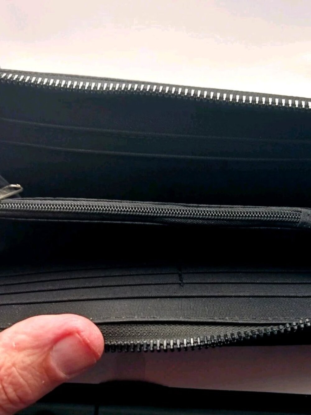 TAHARI Trifold Wristlet Zip Around Wristlet Wallet Black - Picture 8 of 12